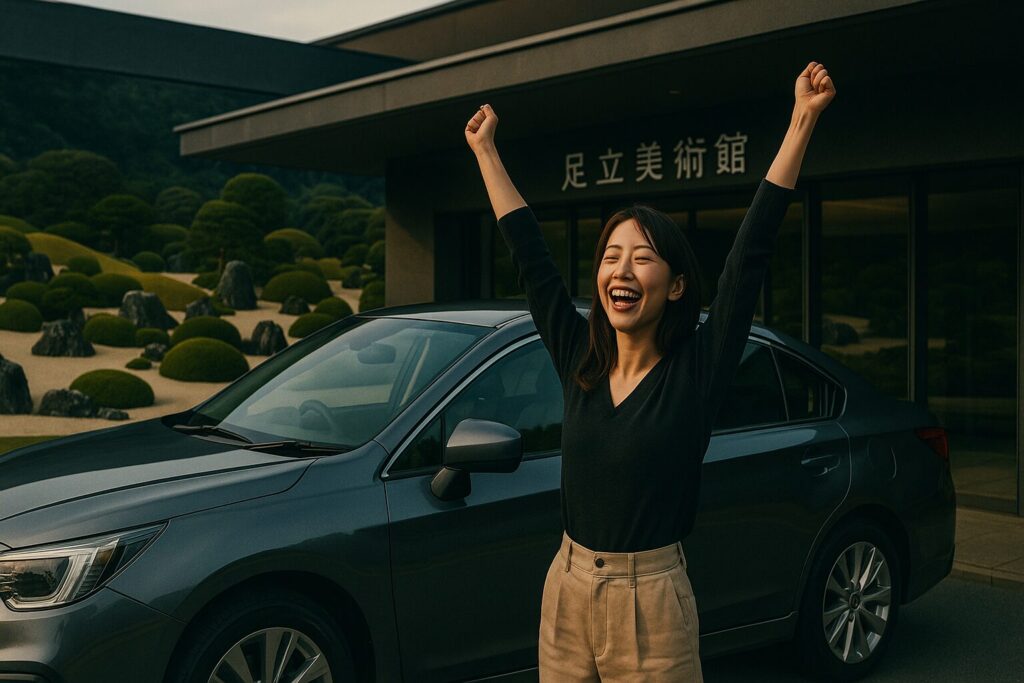 手を挙げて喜んでいる女性