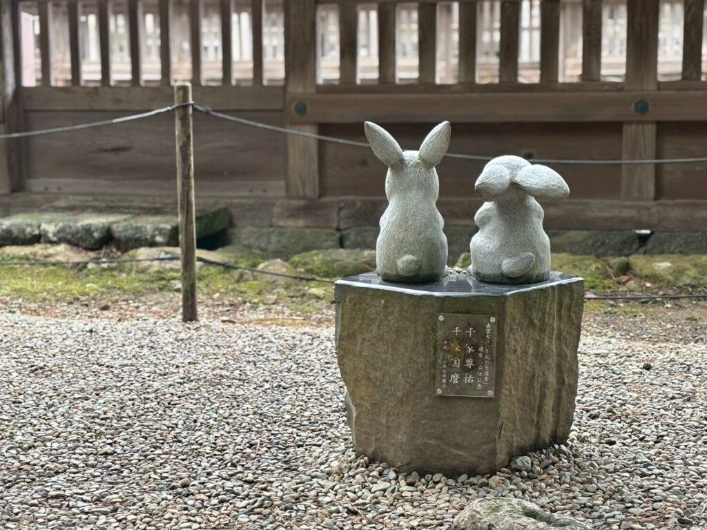 出雲大社のうさぎ像の後ろ姿