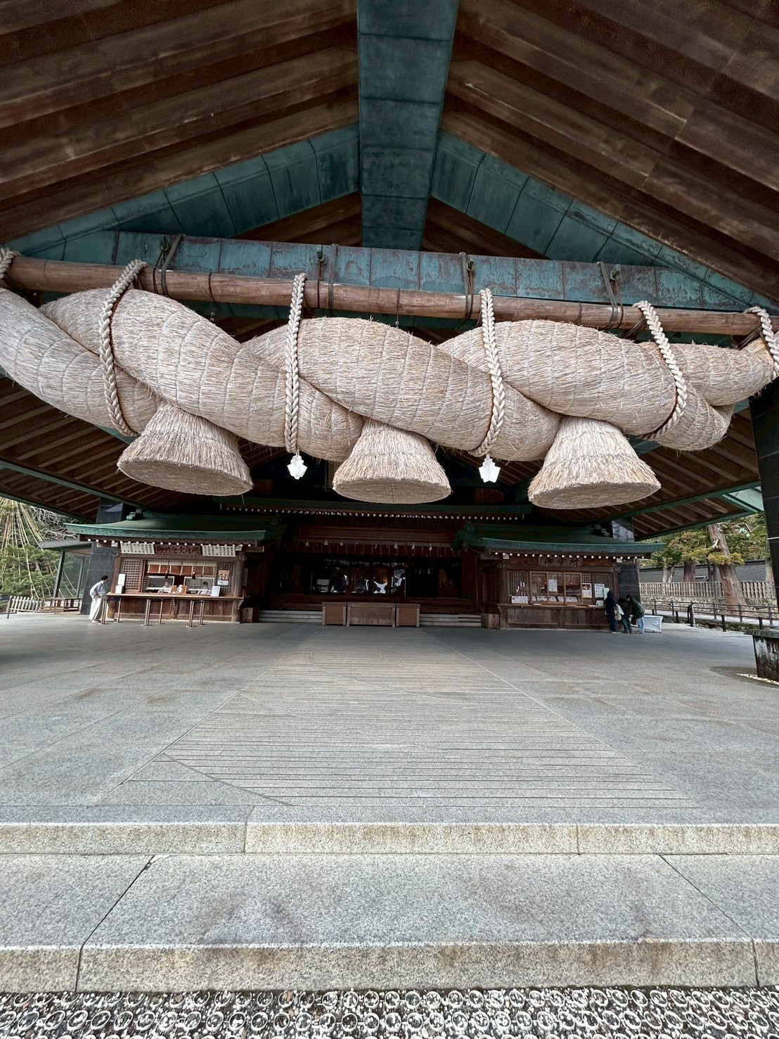 神楽殿の大しめ縄